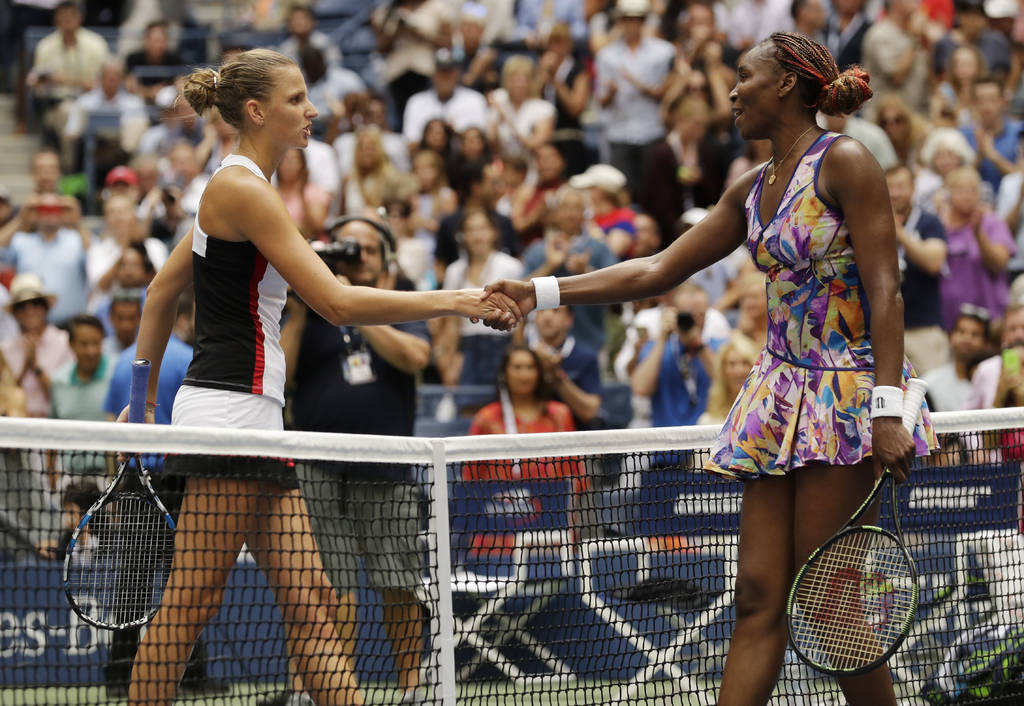 Venus Williams (d) cayó en tres sets ante la checa Karolina Pliskova. (AP)