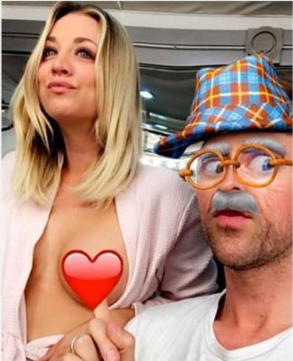 Enseña. La actriz se divertía junto a su amigo Brad Goreski.