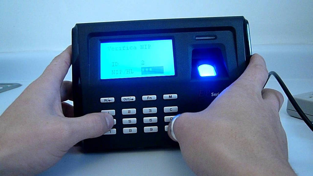 Más temprano. Con los relojes checadores se ha incrementado más la puntualidad en empresas. 