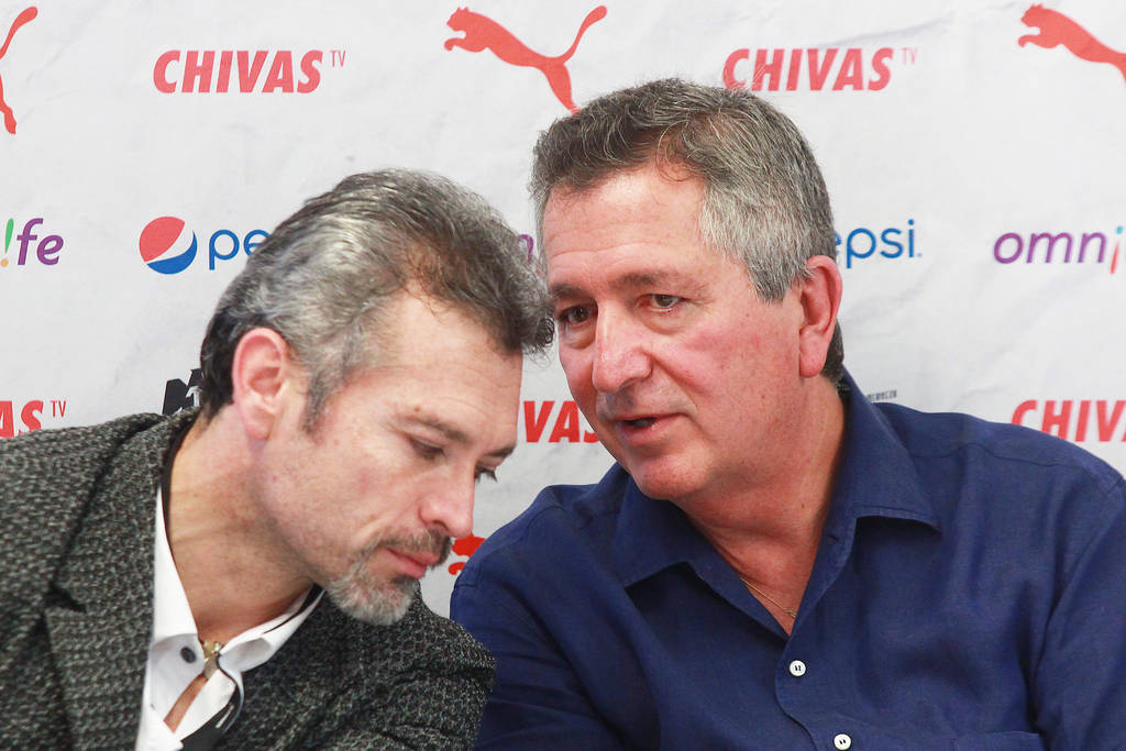 Jorge Vergara (d) dijo que planea varias sorpresas para Chivas TV; también mencionó que bajará el costo dentro de 6 meses. (Jam Media)