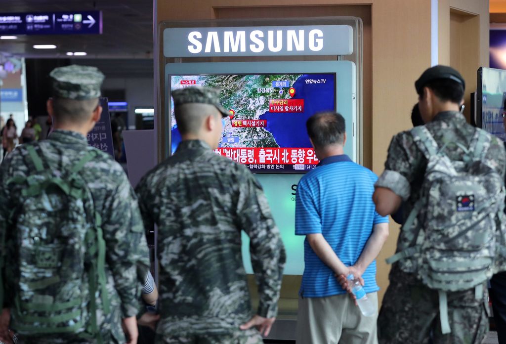 Un grupo de personas observan una transmisión de televisión sobre un movimiento sísmico, en Corea del Norte, que fue detectado por una estación en Seúl (Corea del Sur). (AGENCIAS)
