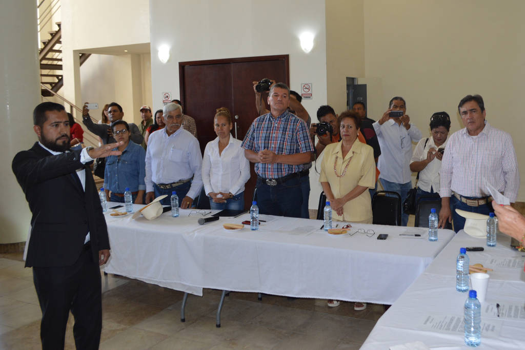 Protesta. El hijo de la alcaldesa, María Luisa González Achem ocupa el cargo honorario de presidente del DIF Municipal. (EL SIGLO DE TORREÓN)