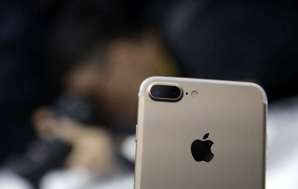 El iPhone 7 estándar de 32 GB tiene un precio comercial de 15 mil 499 pesos. (ARCHIVO)