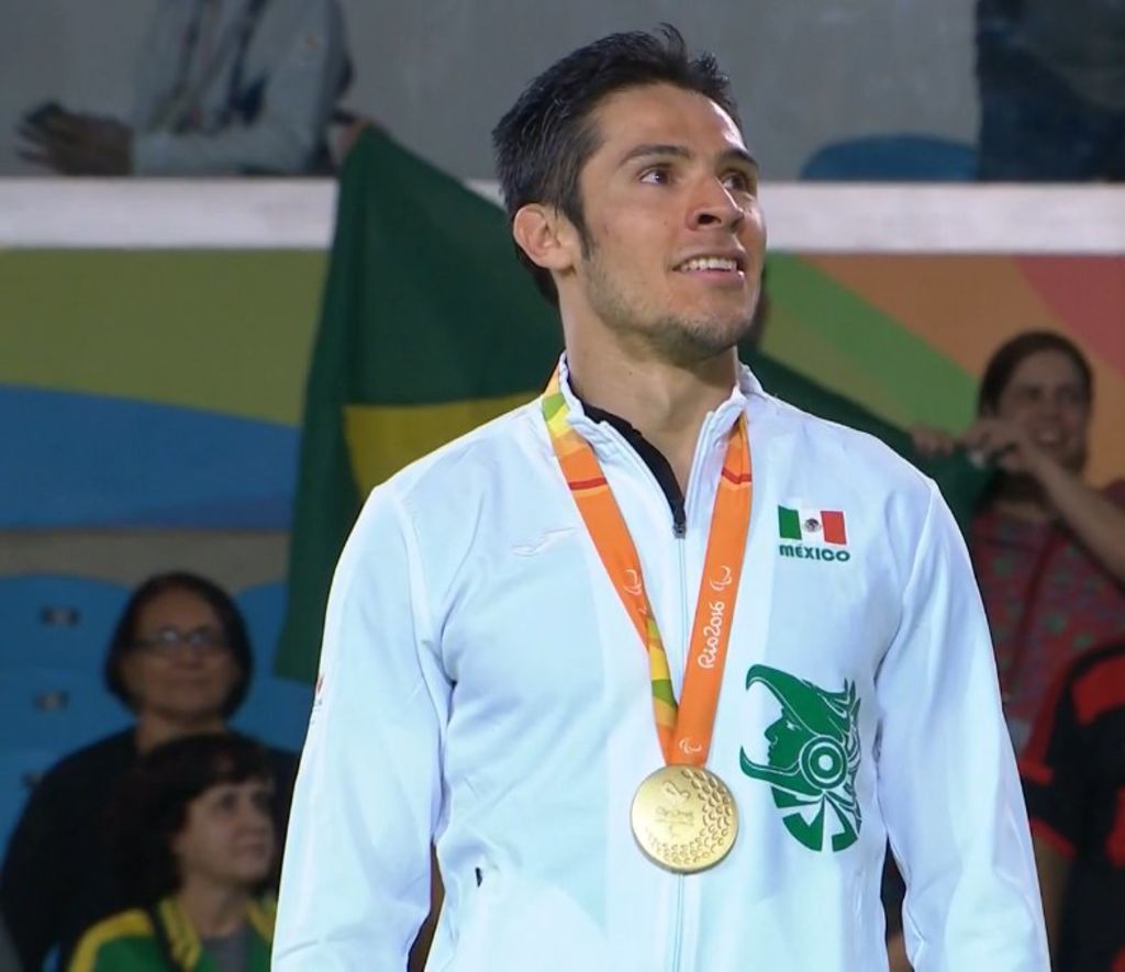 Felicita Peña Nieto a Eduardo Ávila por su medalla de oro