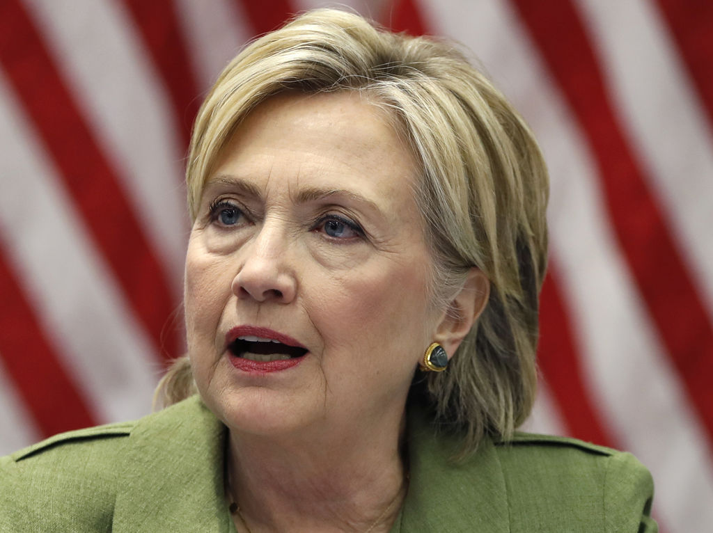 Según los informes, Hillary Clinton había planeado dirigir su campaña alejada de los ataques personales y centrarse en la presentación de sí misma de una manera seria, mostrarse como una estadista. (AP)
