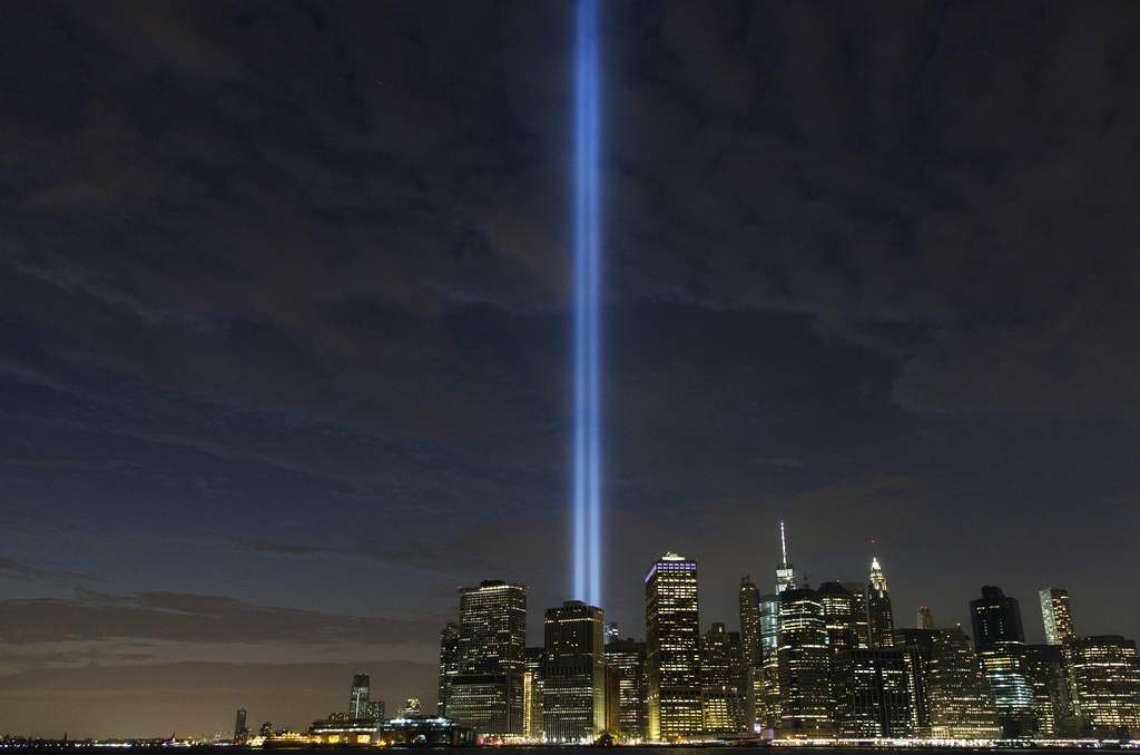 Permanece su luz. Anoche, la ciudad de Nueva York rindió su tributo a las personas, bomberos y policías que fallecieron durante los ataques a las Torres Gemelas, el 11 de septiembre de 2001.