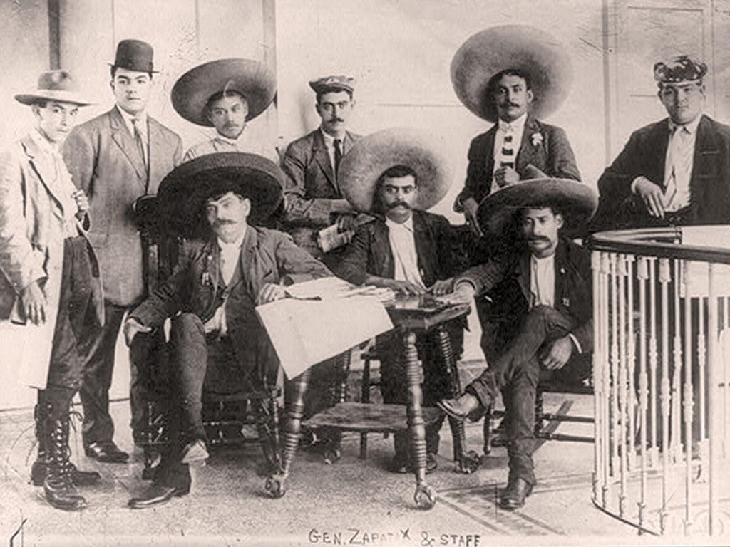 Emiliano Zapata (en medio, sentado) rodeado de sus oficiales (junio, 1911).
