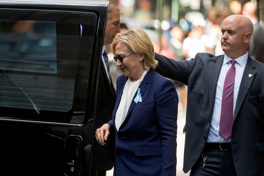 Clinton ha sido puesta bajo tratamiento antibiótico y se le ha aconsejado descanso, por lo que tendrá que modificar su calendario de campaña. (AP) 