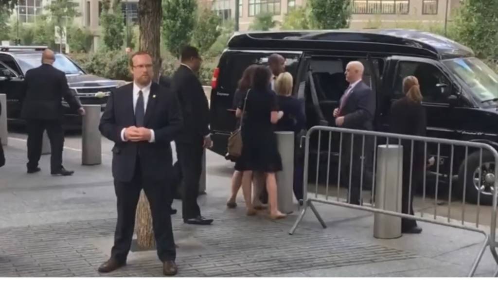 Salud. Hillary Clinton fue sujetada por el brazo por una de sus asistentes mientras llegaba a su auto.