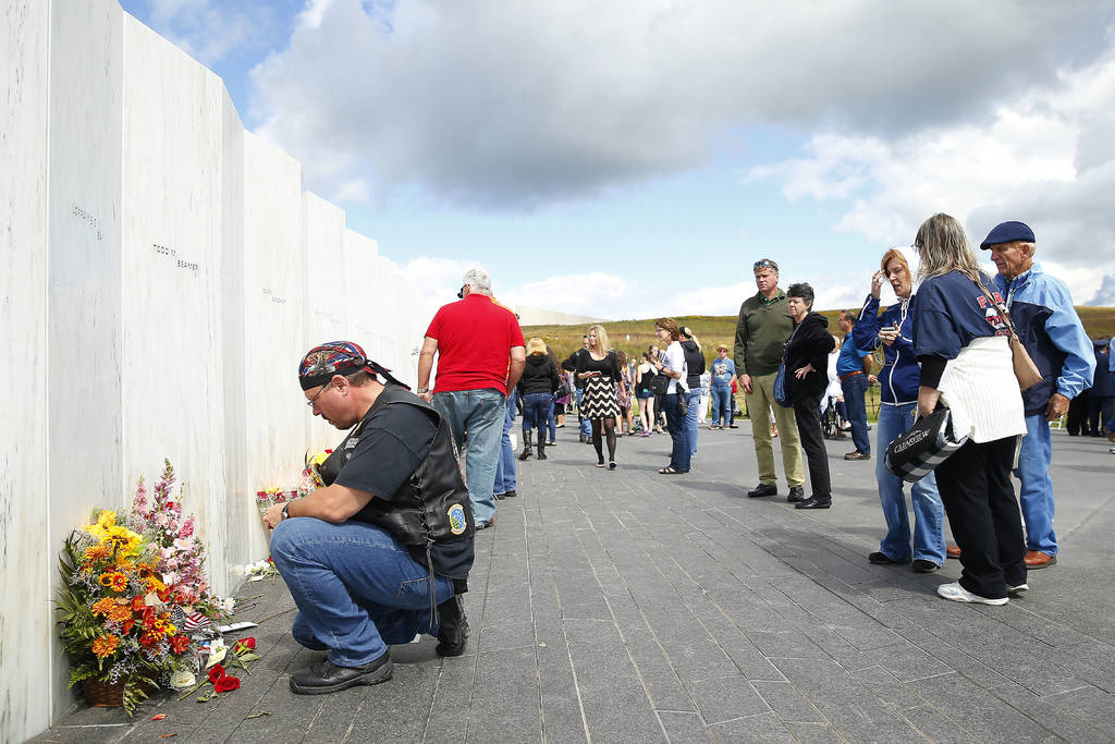 Recuerdo. Familiares y amigos de los pasajeros del vuelo 93 de United, visitaron el memorial en Shanksville, Pensilvania.