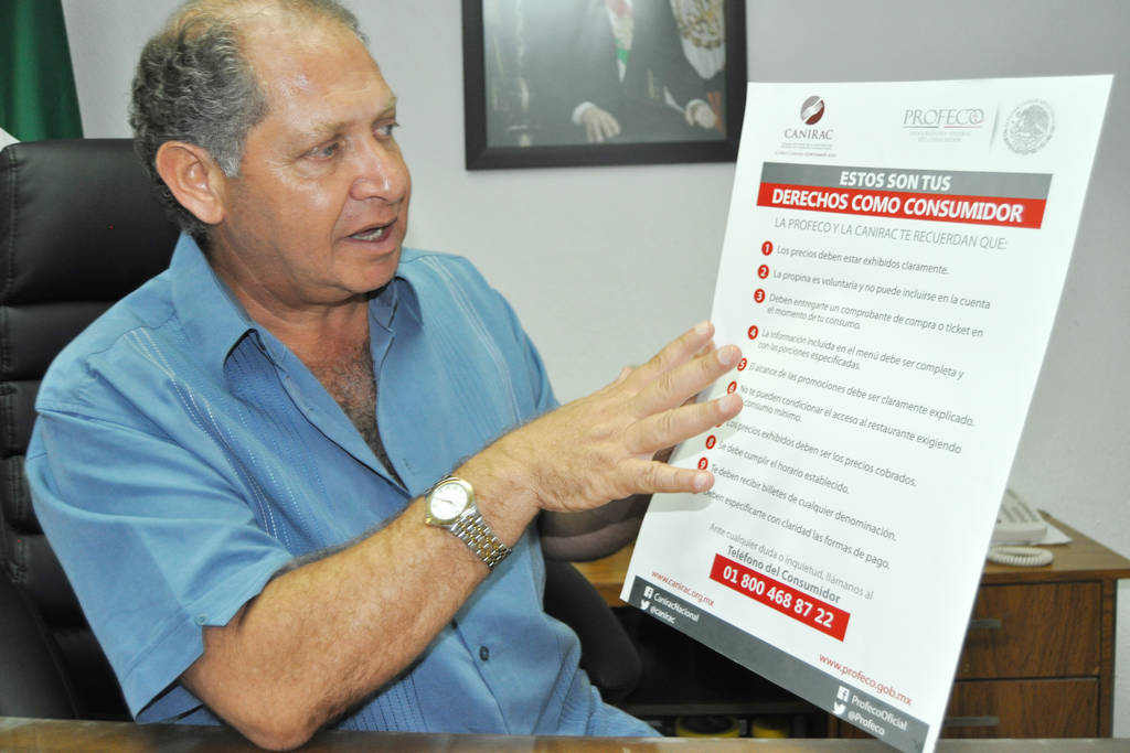 Medidas. El subdelegado Alfredo Mafud muestra el decálogo del consumidor, que se colocará en los negocios de Torreón.  (GUADALUPE MIRANDA)
