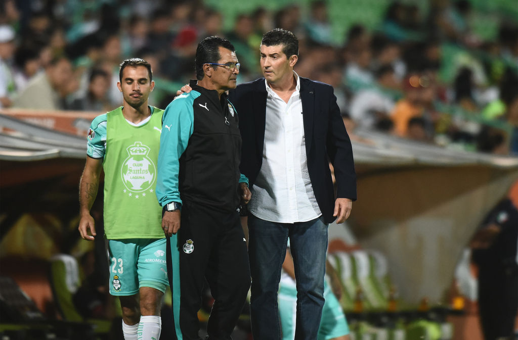 José Manuel de la Torre (d) sostuvo charlas con jugadores y cuerpo técnico tras el partido. (Jesús Galindo)
