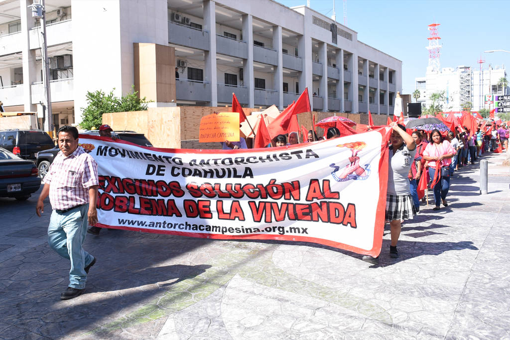 Movilización. Decenas de simpatizantes de Antorcha, marcharon y se plantaron frente a las oficinas de Infonavit. 