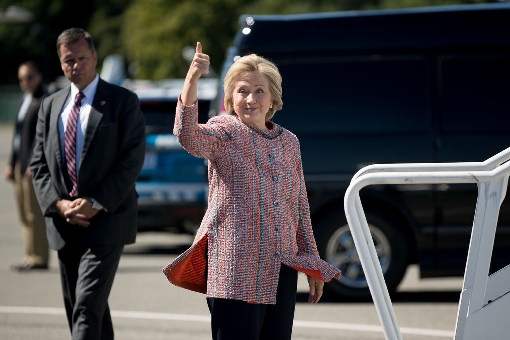 La campaña de Clinton respondió con una nueva carta de su médico el miércoles que la declaró 'apta para servir' como presidenta y que se recuperaba bien de su enfermedad. (AP)