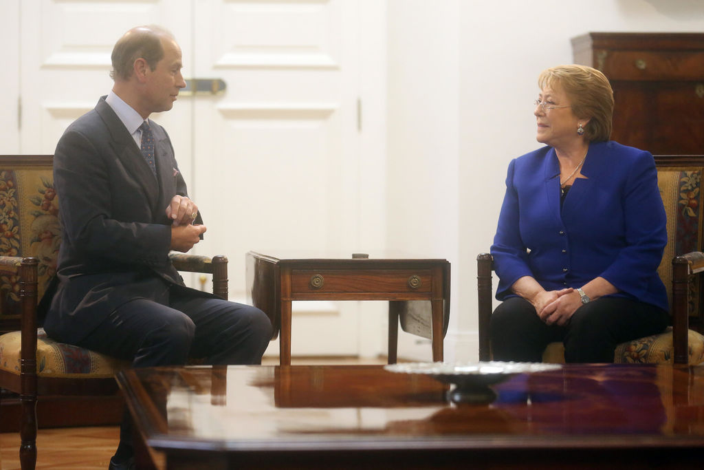 Tras su reunión con Bachelet y antes de abandonar Chile, Eduardo de Inglaterra tiene previsto participar en una recepción ofrecida por la embajadora de su país. (EFE)