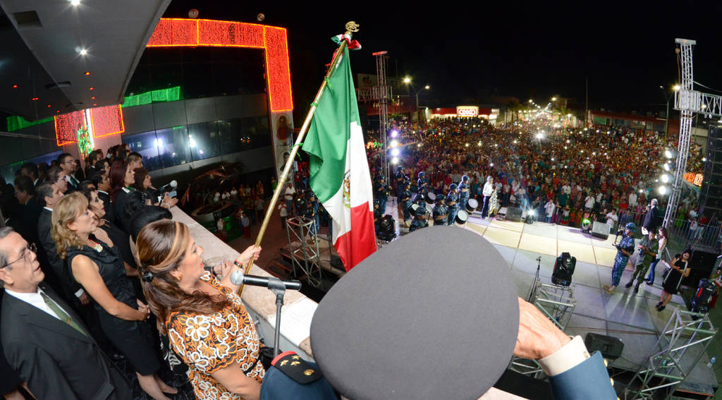 Da el Grito. En Gómez Palacio, la alcaldesa Leticia Herrera encabezó el Grito de Independencia en la presidencia municipal. (EL SIGLO DE TORREÓN)