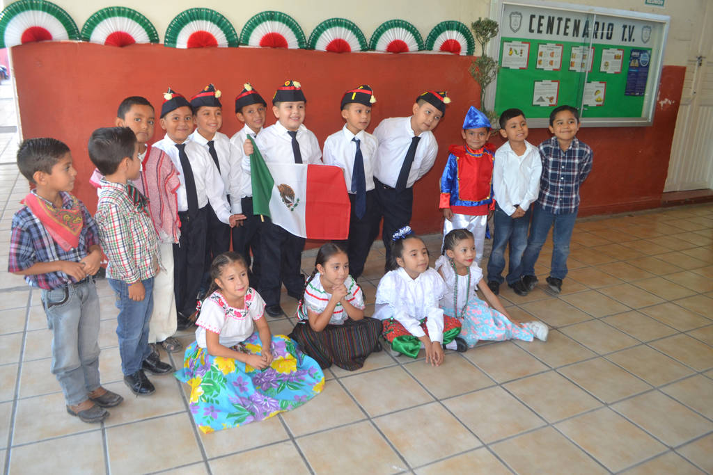 Celebración. Ayer, estudiantes de escuelas primarias de Torreón, festejaron  el 206 aniversario de la Independencia de México. (EL SIGLO DE TORREÓN)