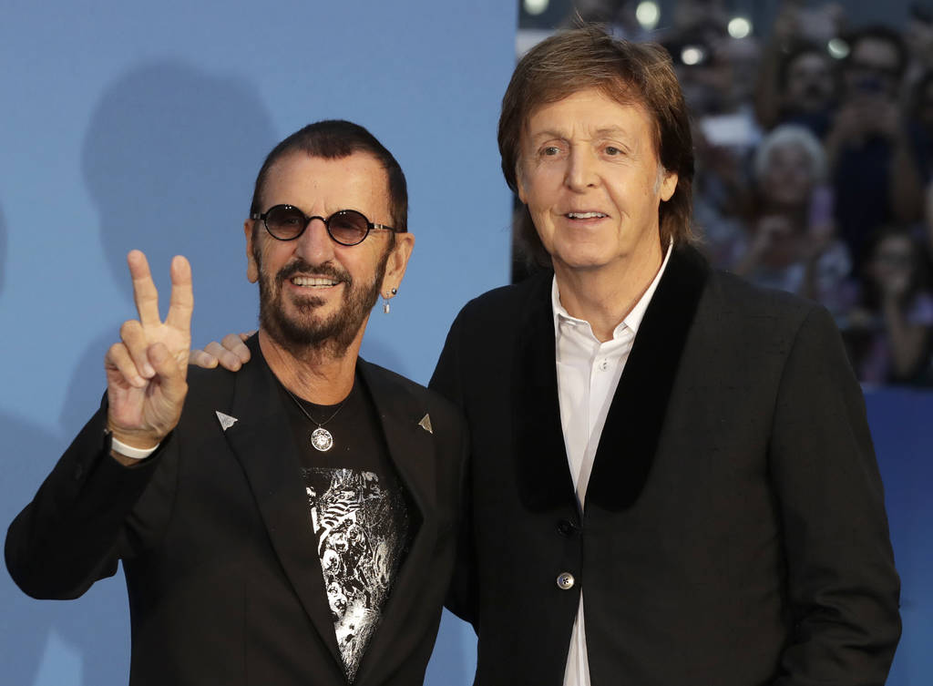 Presentación. Ringo Starr y Paul McCartney se dieron cita durante el estreno mundial del documental Eight Days a Week sobre The Beatles en Londres.  (AP)