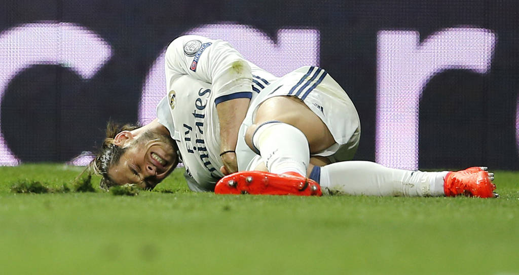 El galés Gareth Bale recibió un fuerte golpe en la cadera en el duelo ante Sporting de Lisboa y no pudo finalizar el partido. (AP)