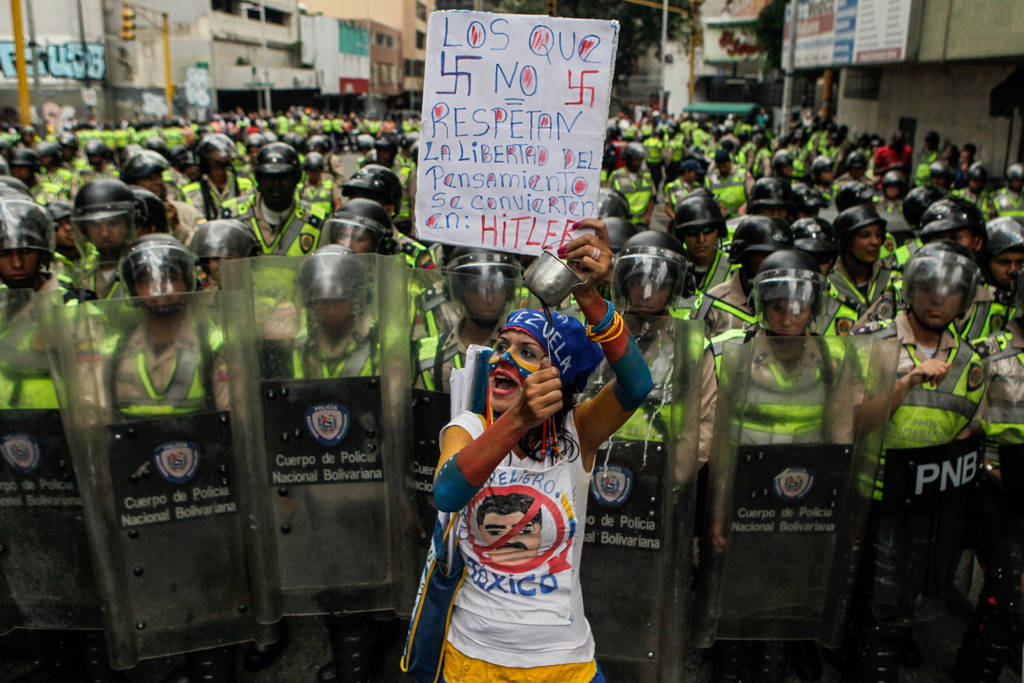 Acordonados. La policía de Venezuela impidió el paso de los opositores de Nicolás Maduro. (EFE)