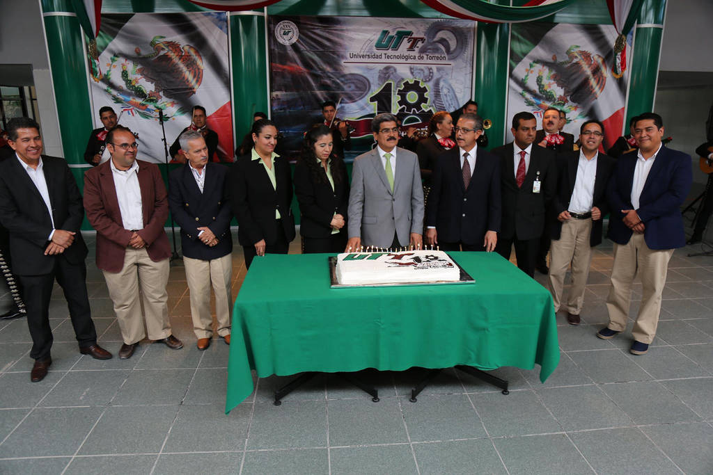 Celebración. En el aniversario de la Universidad Tecnológica de Torreón, estuvo presente el personal, docentes y alumnos. (ANGÉLICA SANDOVAL)