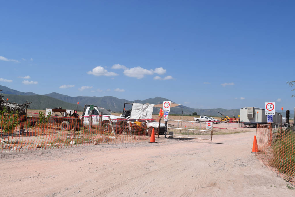 Inicio. La empresa encargada de la obra civil, procedió a la limpieza y nivelación del terreno, para luego colocar una valla.