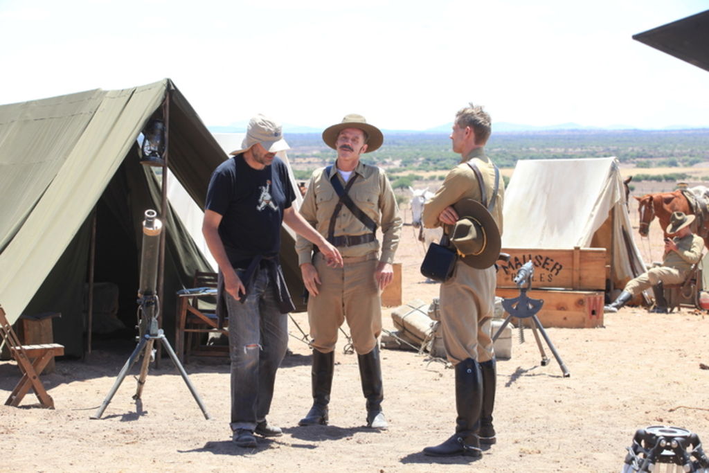 En el set. Durante la visita de El Siglo de Torreón al set, se rodó una escena en la que participan los actores que dan vida al general John Pershing y a George Patton. (EL SIGLO DE TORREÓN) 

