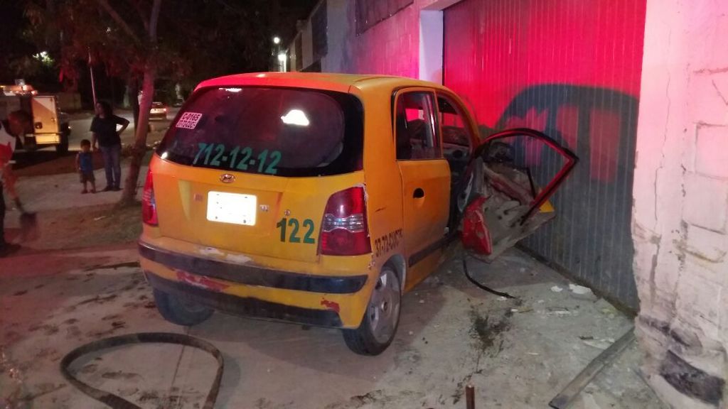 El taxi se proyectó contra una finca de la esquina, resultando lesionado el chofer que fue auxiliado por los socorristas y trasladado a un hospital. (EL SIGLO DE TORREÓN)