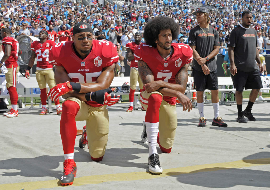 El ‘quarterback’ ha decidido protestar poniéndose de rodillas durante la interpretación del himno nacional antes de
los partidos de su equipo. (AP)