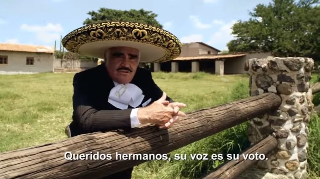 Fernández, de 76 años, aparece en un video mensaje desde su rancho en el cual pide a los latinos votar para asegurar el triunfo de Hillary Clinton. (YOUTUBE) 

