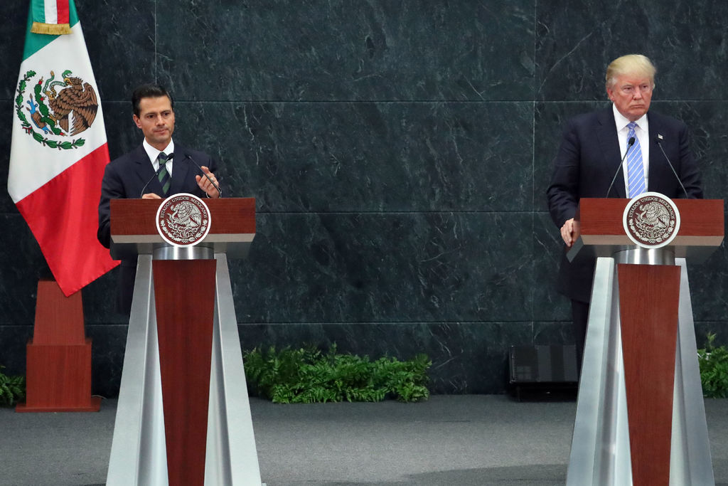 El encuentro, celebrado el 31 de agosto pasado en la residencia presidencial de Los Pinos, desató una gran indignación entre los mexicanos, que se sintieron traicionados y avergonzados por su mandatario. (ARCHIVO)