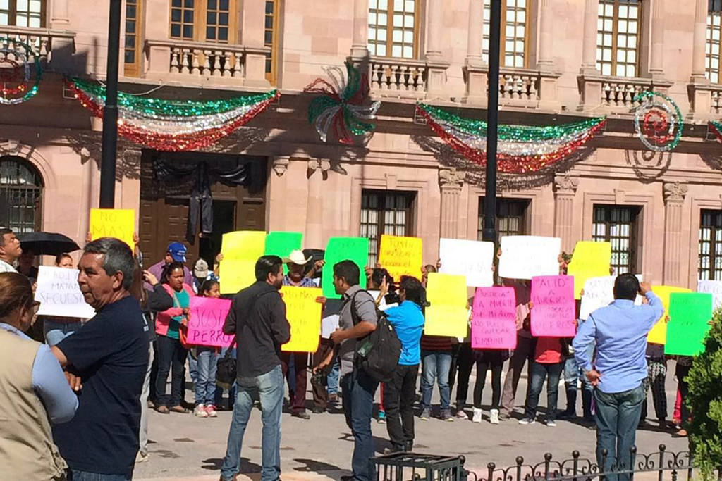 Manifestación. Ayer, familiares y amigos de Horacio se manifestaron en el Palacio de Gobierno para pedir justicia. (CORTESÍA)