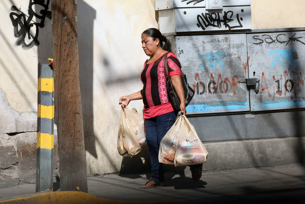 Efectos. Hay vigilancia de precios por parte de la Secretaría de Economía, esto ante la depreciación del peso frente al dólar.