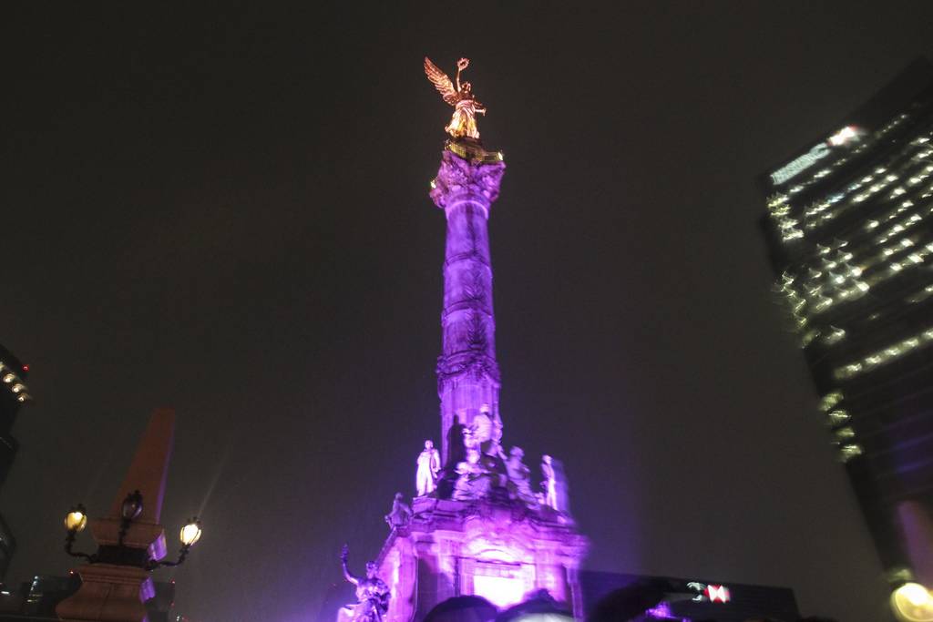 El Ángel de la Independencia se iluminó de colores.