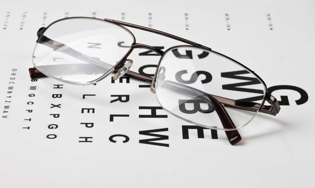 Los lentes pregraduados, que se venden en diversos comercios, suelen ser de utilidad para quienes sufren de “vista cansada”, pero no para quienes padecen algún otro mal. (ARCHIVO)