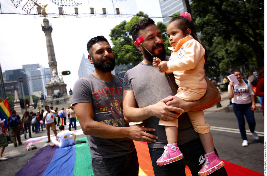 En familia. Cerca de 500 integrantes de la comunidad LGBTTTI se manifestaron a un costado del Ángel para exigir la aprobación de la iniciativa presidencial. (AGENCIA REFORMA) 