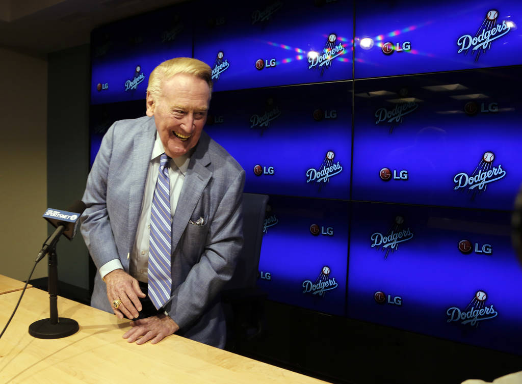 Vin Scully dio ayer una rueda de prensa en el Dodger Stadium. (AP)