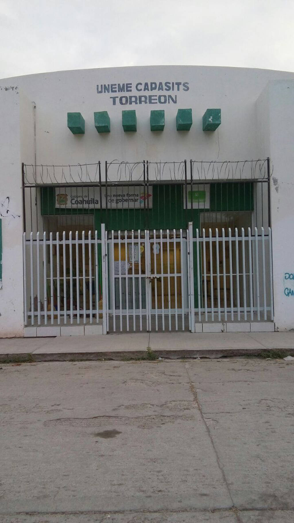 Seguridad. Además del área de farmacia, se reforzó la entrada al Capasits en Torreón tras el atraco que sufrieron en julio. (ARCHIVO)