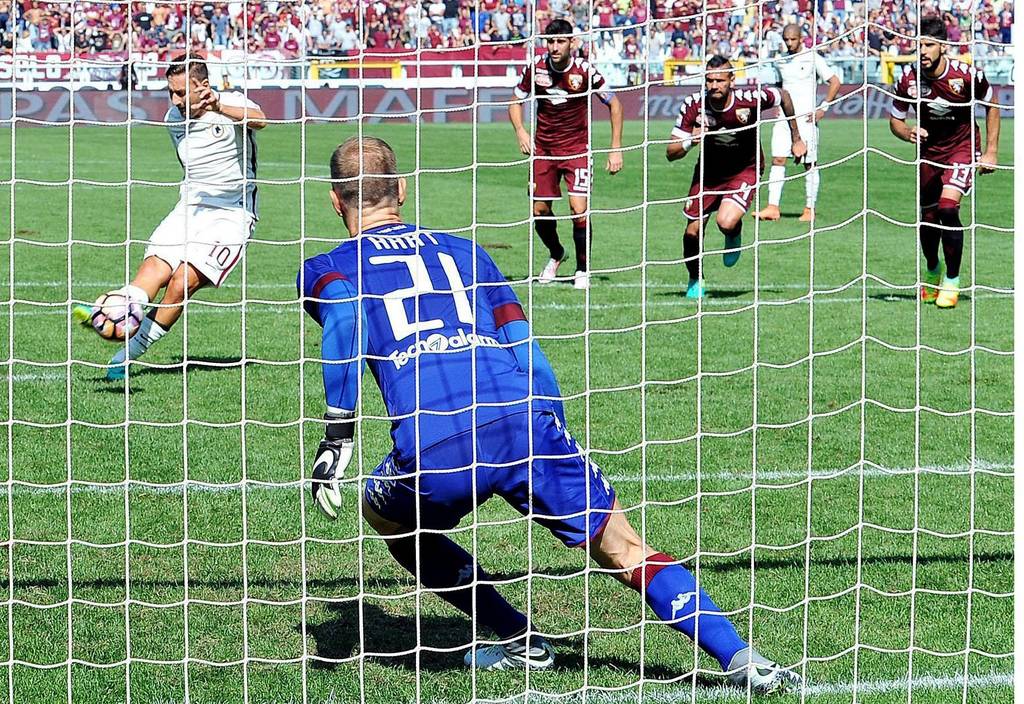 El histórico gol de Francesco Totti llegó por la vía del penal. Totti alcanza los 250 goles en la Seria A