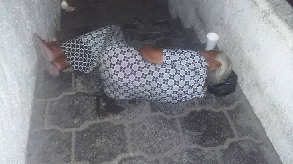 Nobleza. Una mujer que dormía en la calle fue ayudada  por una usuaria de Facebook. (EL SIGLO DE TORREÓN)