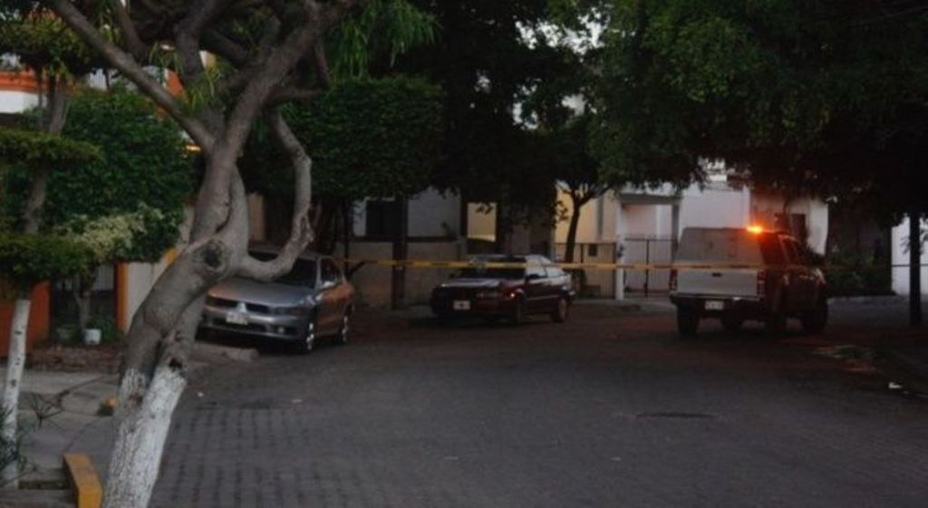 La mañana del domingo se recibió un reporte tras el cual fueron localizados los cuerpos de seis personas en la calle María Cabanillas, en la colonia López Mateo, en la parte posterior de una clínica. (EL DEBATE)
