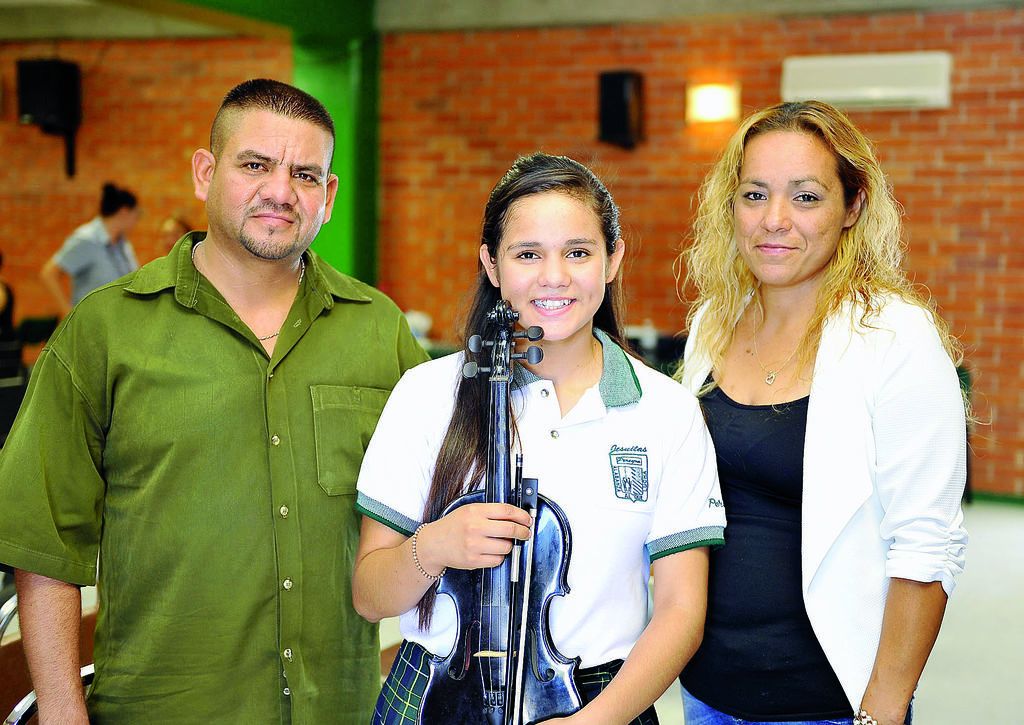 Brisa Ordaz con sus papás, Edgar Ordaz y Lilia Arellano.
