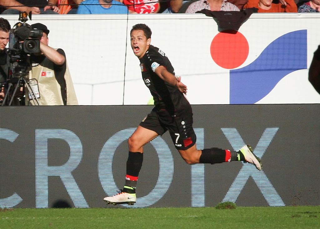 Javier Hernández anotó tres goles en la victoria del sábado ante  el Mainz. (EFE)