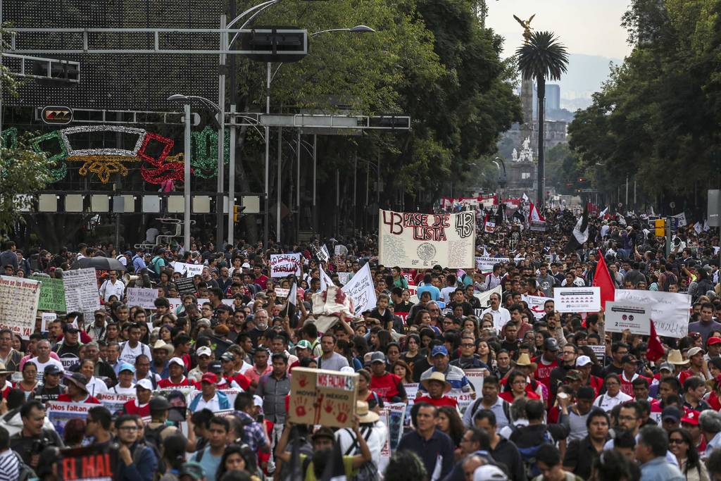 Protestas. Miles de personas volvieron a salir a las calles para marchar por los 43 estudiantes desaparecidos de Ayotzinapa. (EL UNIVERSAL) 