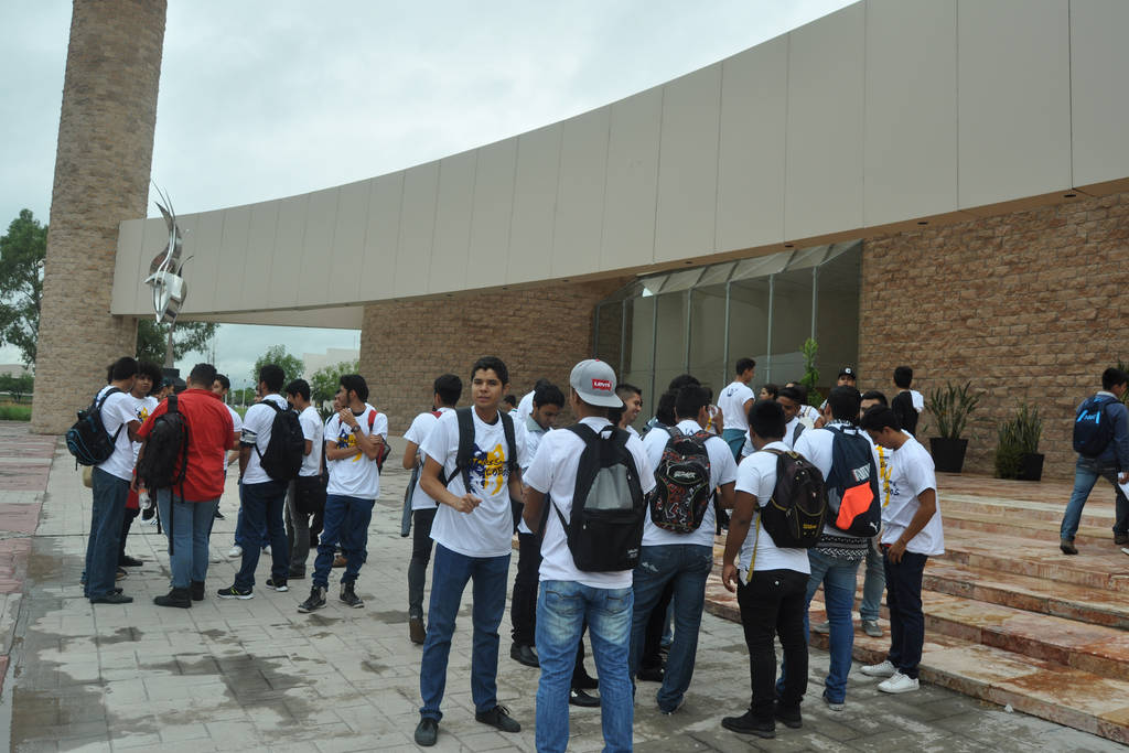 Clases. El rector de la UA de C, Blas Flores dio la bienvenida a todos los alumnos de nuevo ingreso en Ciudad Universitaria. (GUADALUPE MIRANDA)