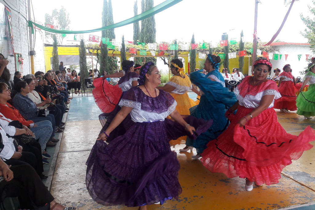 Presentación. Los maestros jubilados presentaron bailes folclóricos de varios estados del país.
(EL SIGLO DE TORREÓN)