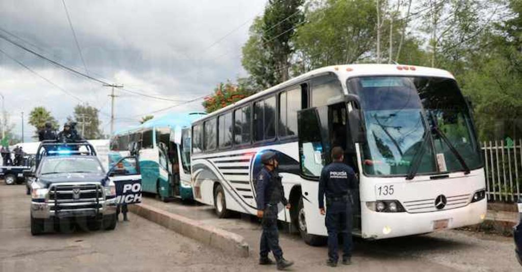 Los detenidos y los tres autobuses recuperados, fueron trasladados a la Procuraduría General de Justicia de Michoacán. (TWITTER)
 