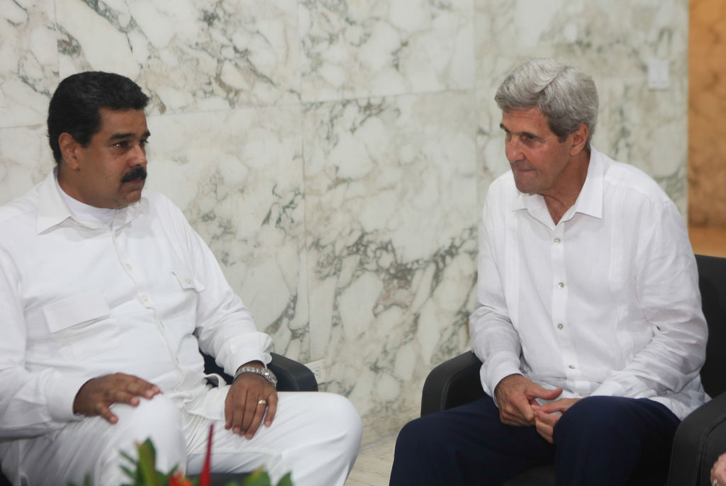 Maduro aseguró que aprovechó este encuentro, que se produjo en el marco de la firma del acuerdo de paz entre el Gobierno de Colombia y la guerrilla de las FARC, para invitar a Kerry a Venezuela. (EFE)