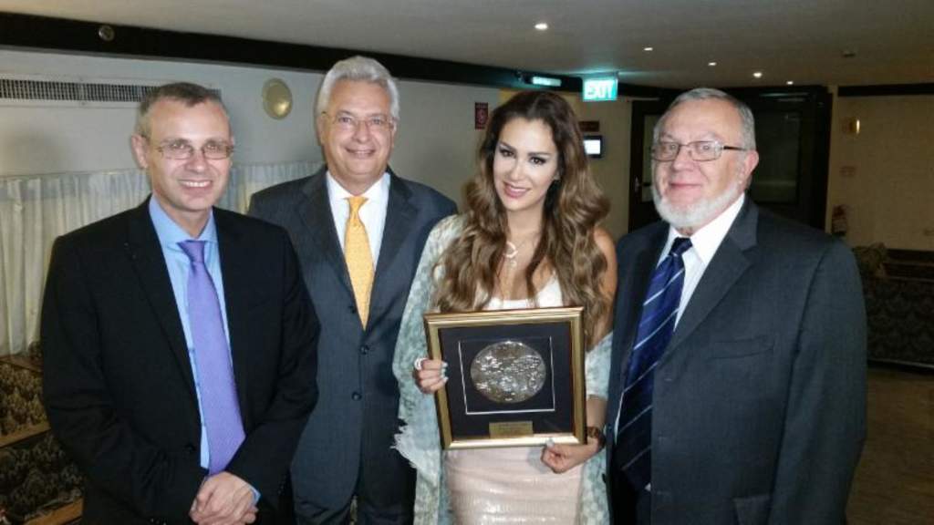 La actriz y cantante recibió una pieza de arte labrada en plata, de manos del ministro de Cultura y Turismo de Israel, Tzvi Lotan. (TWITTER) 
