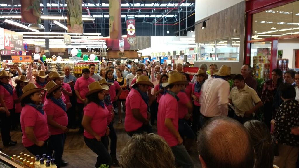De fiesta. Trabajadores y encargados de la tienda dieron la bienvenida a los directivos del AlSuper y a los clientes. (CORTESÍA)